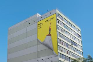 Propeg: VACCUM CLEANER SUCKING BILLBOARD